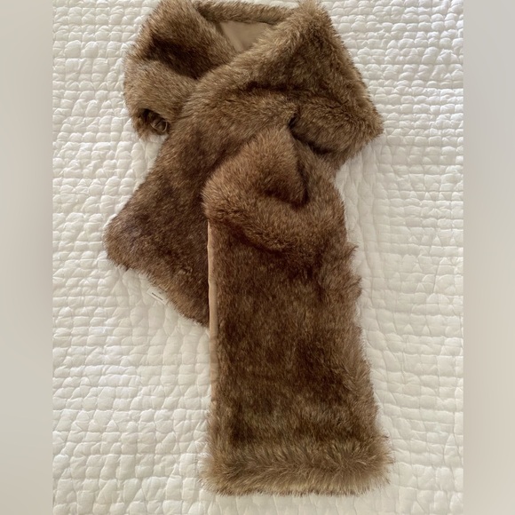 Garnet Hill faux fur scarf. - Picture 3 of 5